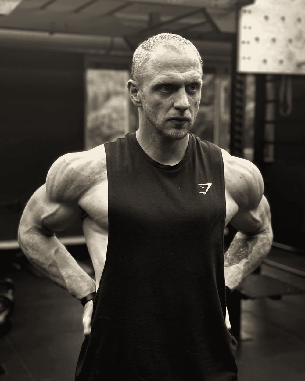 Max im Gym, frontal im Tanktop.