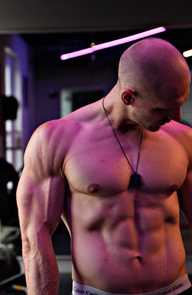 Max nachher, 42 Kilo leichter, mit definiertem Oberkörper im Gym.